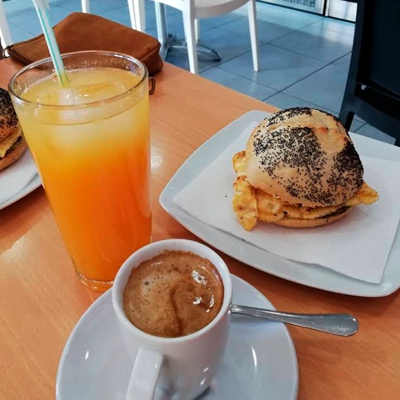 cafe minibocadillo y zumo