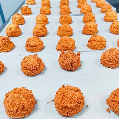 bandeja con pasteles