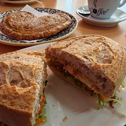 bocadillo vegetal, palmera y café