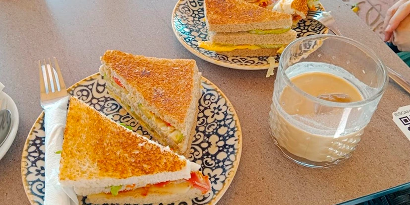 sandwiches y café
