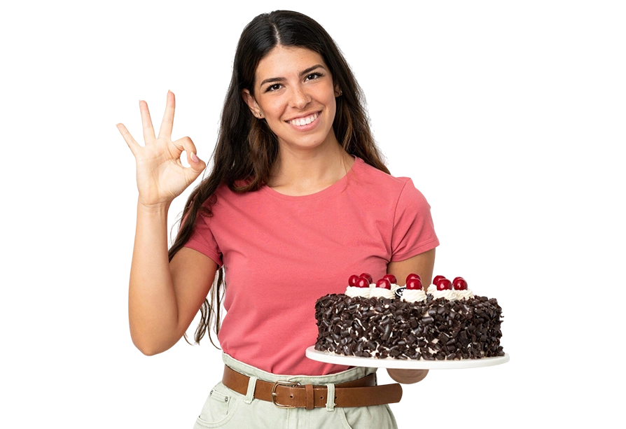 chica haciendo simbolo ok sujetando tarta